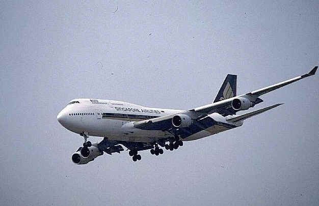 singapore-747-400-carlosbordaa.jpg (48311 bytes)